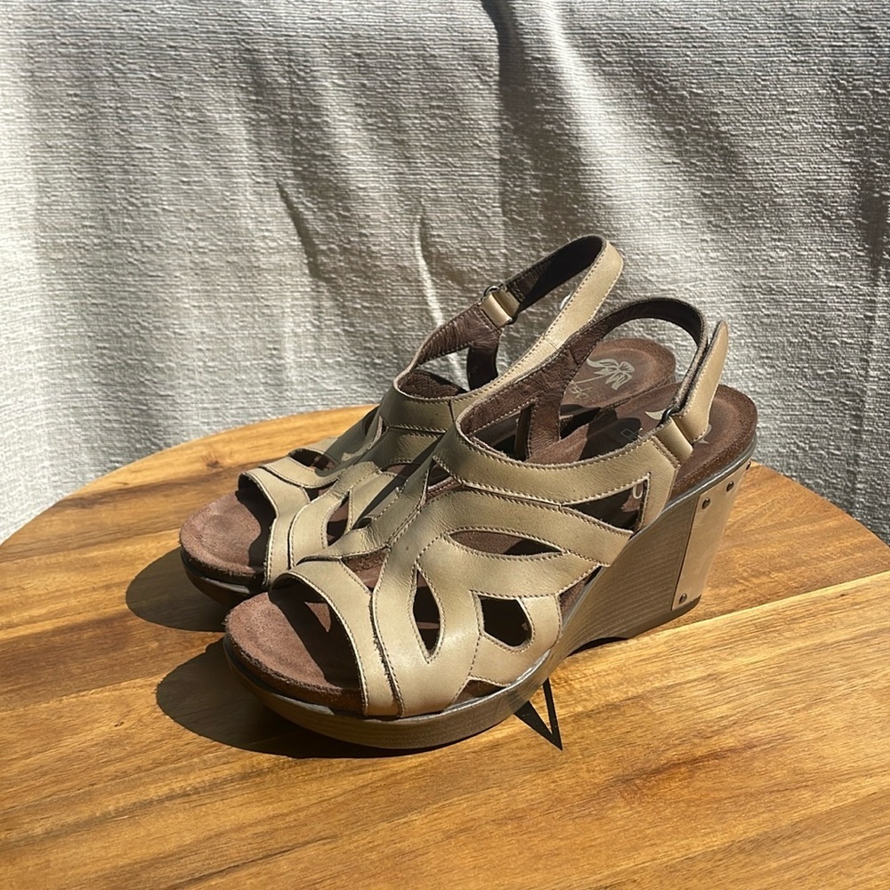 Dansko Women’s Felicia Leather Wedge Sandals Sand Antique Size 38